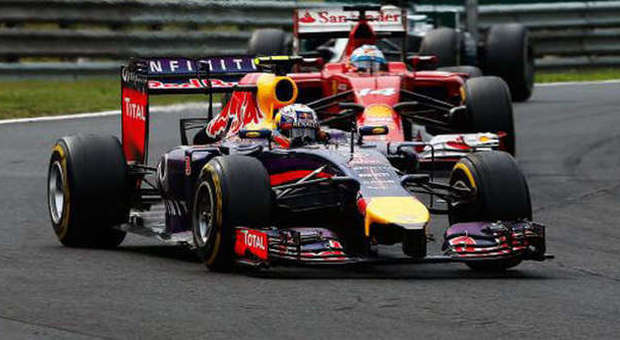Ricciardo con la Red Bull ha appena superato Alonso e Hamilton