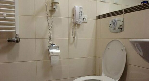 Perché molti hotel di lusso hanno il telefono in bagno? Ecco il motivo curioso