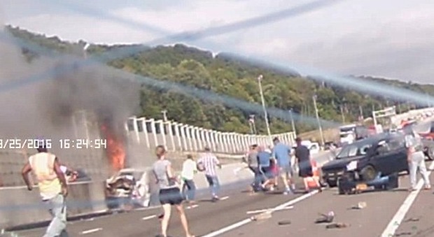 Usa, camion perde il controllo e si schianta sulle auto: un gruppo di uomini si mobilita per salvare una donna dalle fiamme