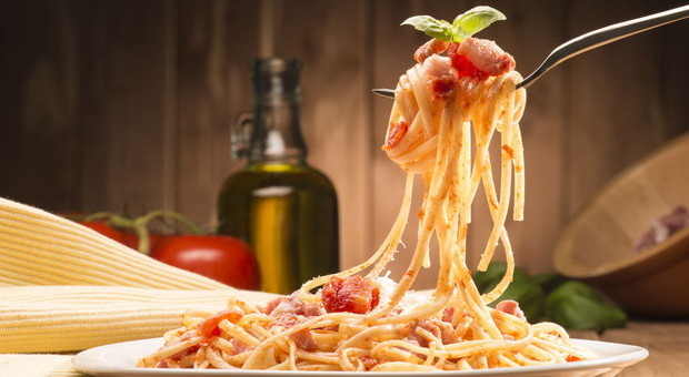 «Mangiare i carboidrati a cena non fa ingrassare»: lo studio che rivoluzione le abitudini a tavola