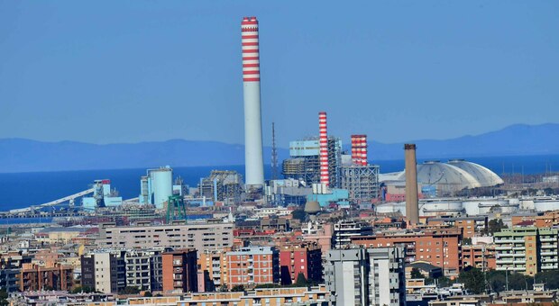 La centrale Enel di Torre Valdaliga Nord a Civitavecchia: ora va a carbone e dovrebbe essere convertita a gas