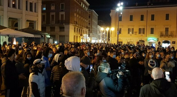 Lockdown, da Terni a Catania proteste in piazza contro il Dpcm: «Così moriremo di fame»