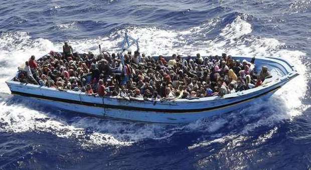 Migranti, in 1000 pronti a sbarcare a Cagliari: ​c'è anche una bimba partorita sul barcone