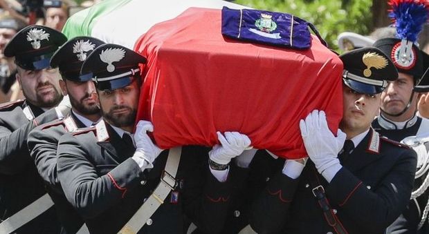 Carabiniere ucciso, in migliaia ai funerali e le lacrime della moglie sulla bara. Generale Nistri: «Polemiche non siano la dodicesima coltellata»