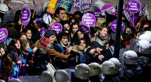 Italiana arrestata a Istanbul durante una manifestazione contro la violenza sulle donne