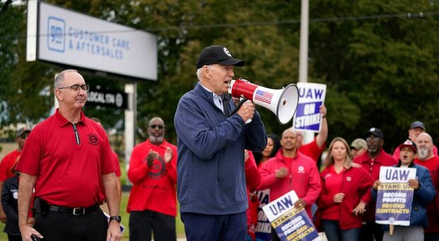 Il presidente Usa Joe Biden tra gli operai del settore automotive in sciopero