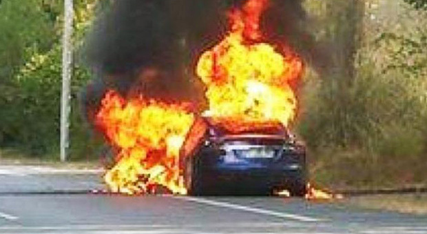 La Tesla Model S che ha preso fuoco durante un test in Francia