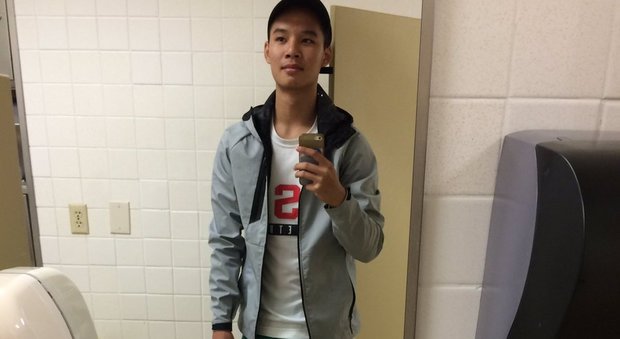 Andrew, selfie con gli 'shorts' da donna: il motivo è un gesto di cuore -Guarda