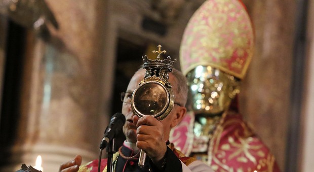 Napoli in attesa del miracolo di San Gennaro: la celebrazione in diretta dal Duomo