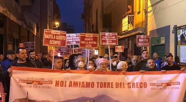 Crisi rifiuti a Torre del Greco, corteo silenzioso di protesta