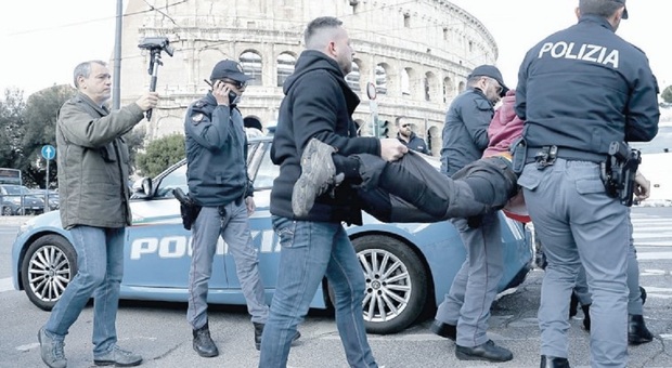 Ambientalisti a Roma, nuovo raid al Colosseo: caos traffico per il sit-in. E 4 vanno a processo per aver imbrattato Van Gogh