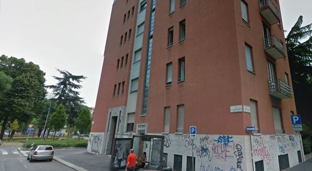 Milano, precipita dalla finestra di una residenza universitaria: uomo trovato morto nel cortile