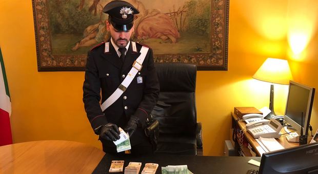 Roma, falsi agenti di una finanziaria arrestati mentre incassano da cliente 15 mila euro