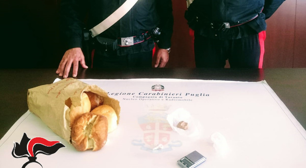 Nella busta della spesa i panini con l'eroina: arrestato
