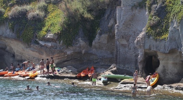 Napoli, la stretta dei kayak alla Gaiola: denunciate due guide in area vietata