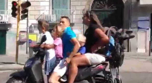 Napoli, in cinque sullo scooter più un passeggino, senza casco e alla guida con una sola mano | L'incredibile video