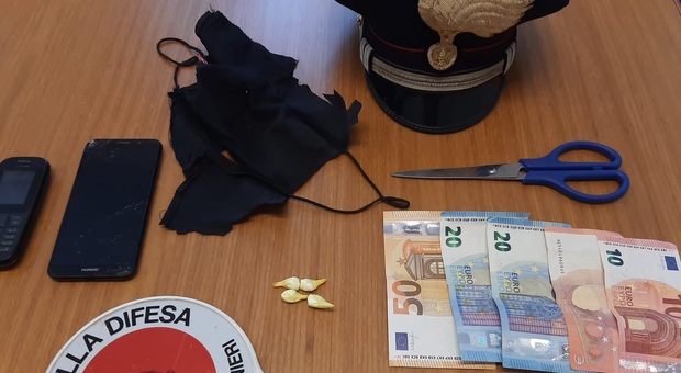 Roma, ragazzo nasconde droga nella mascherina: carabinieri trovano 4 involucri contenenti cocaina