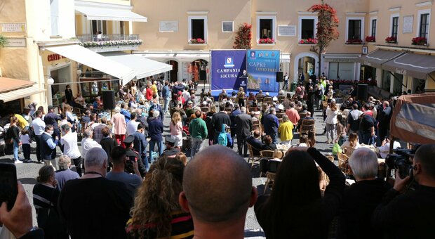 Capri Covid free, l'annuncio di De Luca in piazzetta: «Ora Ischia, Sorrento e il Cilento»
