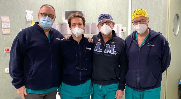 Pascale di Napoli, due interventi in uno su un paziente 81enne: «Operazione che farà scuola, gran lavoro di squadra»