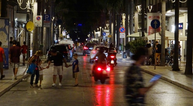 Brindisi, addio isola pedonale anche nei giorni festivi: riaprono al traffico i corsi del centro