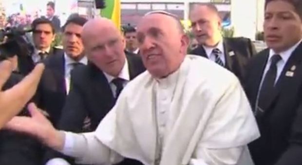 Papa Francesco a muso duro (Youtube)