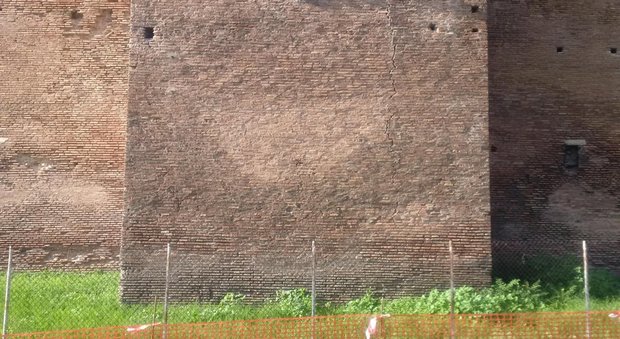 Terremoto, crepa sulle mura aureliane tra porta San Sebastiano e porta Latina. Oggi scuole aperte a Roma