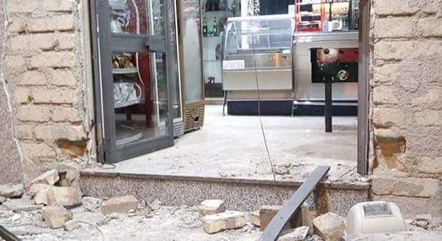 Raid notturno in un bar di Crispano: oltre 50mila euro di danni