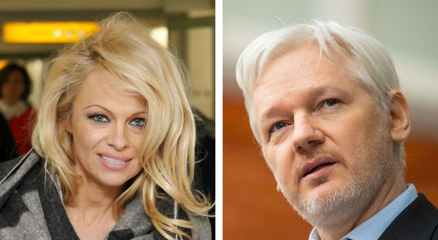 Pamela Anderson su Julian Assange: «La nostra è una lotta romantica»