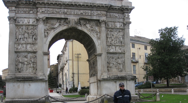 Arco di Traiano, la svolta: più vigili, nuove funzioni
