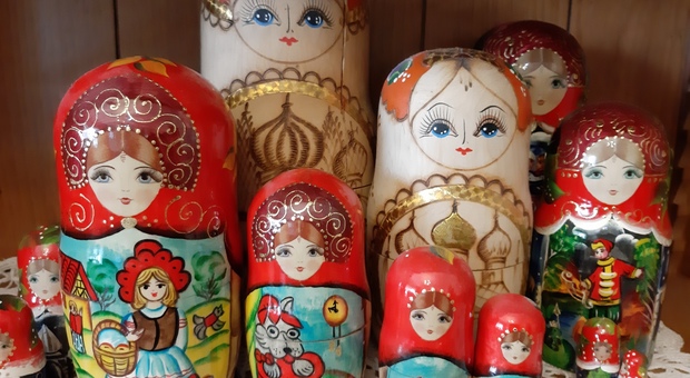 Tipiche matrioske artigianali in vendita a Tallinn