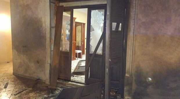 Salento, molotov contro la porta dell'abitazione di un commerciante