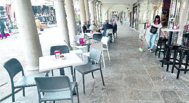 Vietati tavoli e sedie di plastica: la rivolta dei bar del centro storico