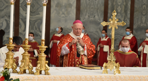Appello del vescovo Bellandi: «Basta con le messe in streaming»