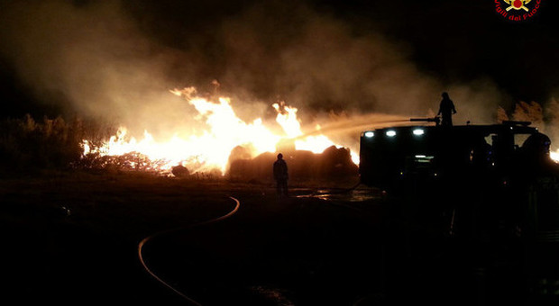 La furia delle fiamme a Piavon: bruciati 8mila quintali di rotoballe