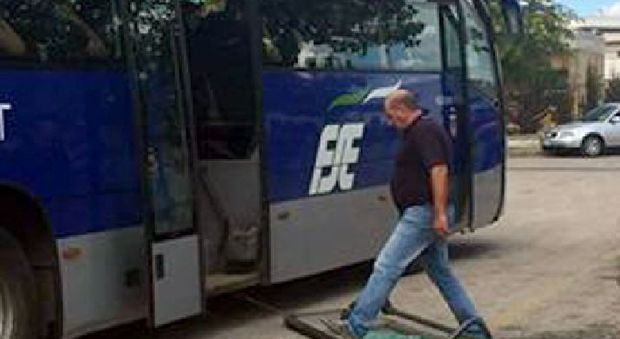 Un portellone del bus si stacca: Sud Est sempre più a pezzi