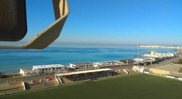 Quasi 650mila euro per "regalare" un nuovo manto erboso allo stadio di Gallipoli