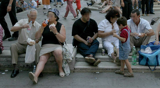 Vietati i picnic sui gradini delle procuratie, sì al panino in piedi: ecco le "nuove regole del turista" da rispettare in piazza San Marco