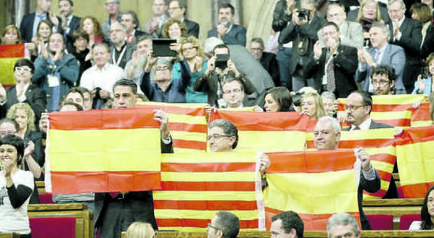 Spagna, in Catalogna primo sì alla secessione. ​Mas sfida Rajoy: "18 mesi per l'indipendenza"