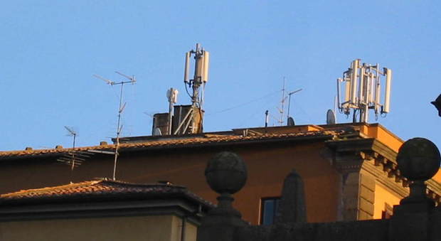 Roma, antenne alla scuola Cairoli: «Spegnetele o portiamo la Raggi in Tribunale»