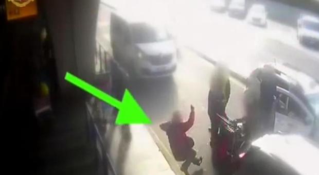 Tassista violento a Fiumicino, verso la revoca della licenza: peggiora il cliente atterrato con un pugno