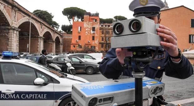 Autovelox vietati nelle zone30 e nelle strade extraurbane sotto i 90 km/h. Salvini contro i sindaci: «Basta fare cassa»
