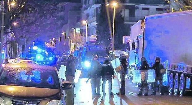 Guerriglia dopo il derby tre poliziotti in ospedale in arrivo raffica di Daspo