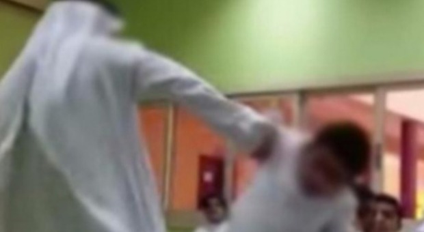 Maestro prende a schiaffi il baby studente: il video choc diventa virale sul web -GUARDA