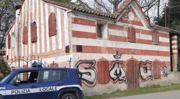 La casa del custode imbrattata dai vandali