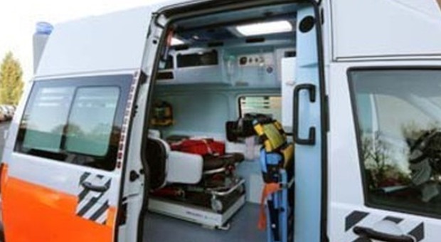 https://statics.cedscdn.it/photos/MED/70/74/8357074_16101630_ambulanza_ultimissime_news_cosa_succcesso_oggi.jpg