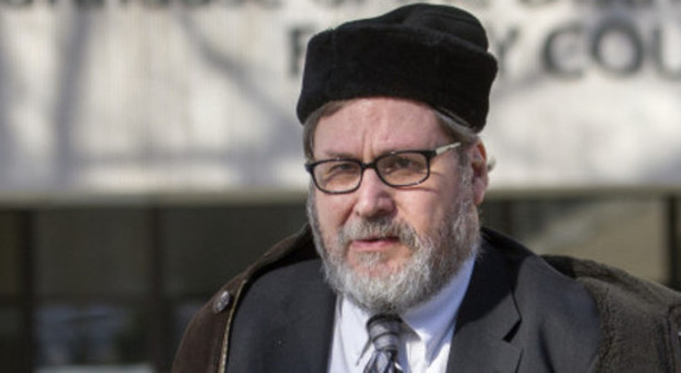 Spiava le fedeli nude in bagno nella sinagoga: il rabbino "maniaco" finisce in manette