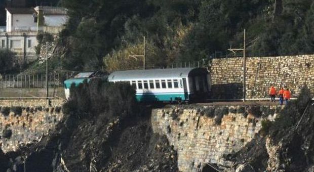 La rimozione dell' Intercity 660 deragliato in Liguria