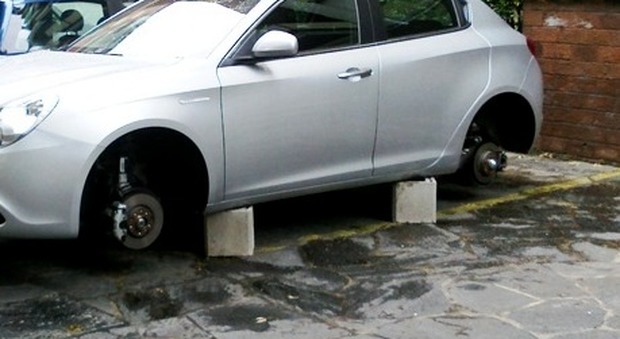 Napoli: auto senza ruote sui mattoni, preso il ladro di pneumatici