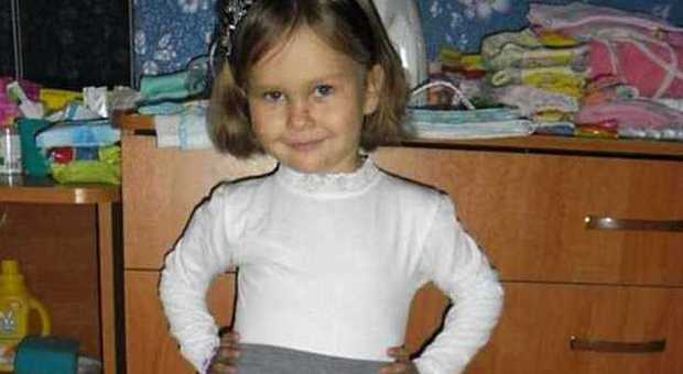 Russia, bimba di 6 anni salva dall'acqua bollente il fratellino e muore per le ustioni