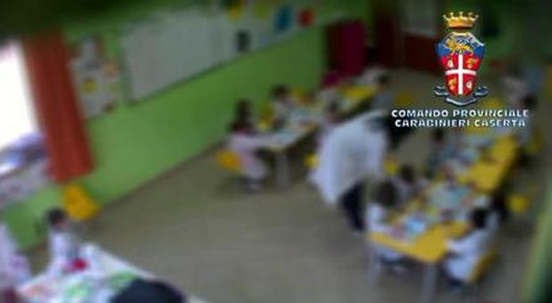 «Maestra tottò», il bimbo denuncia maltrattamenti: sospese insegnanti